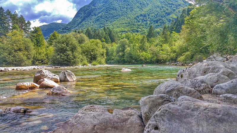 Bergfluß in Slowenien